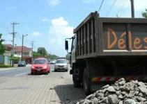 caçamba carregada de paralelepípedos tomba na BA-547