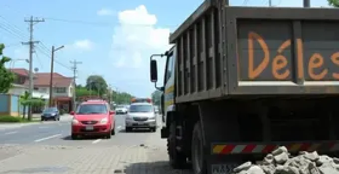 caçamba carregada de paralelepípedos tomba na BA-547