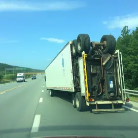 Carreta tomba na BR-116
